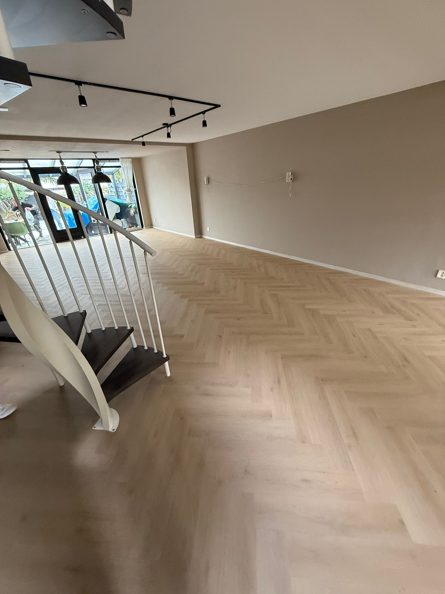 Visgraat PVC vloer met trap