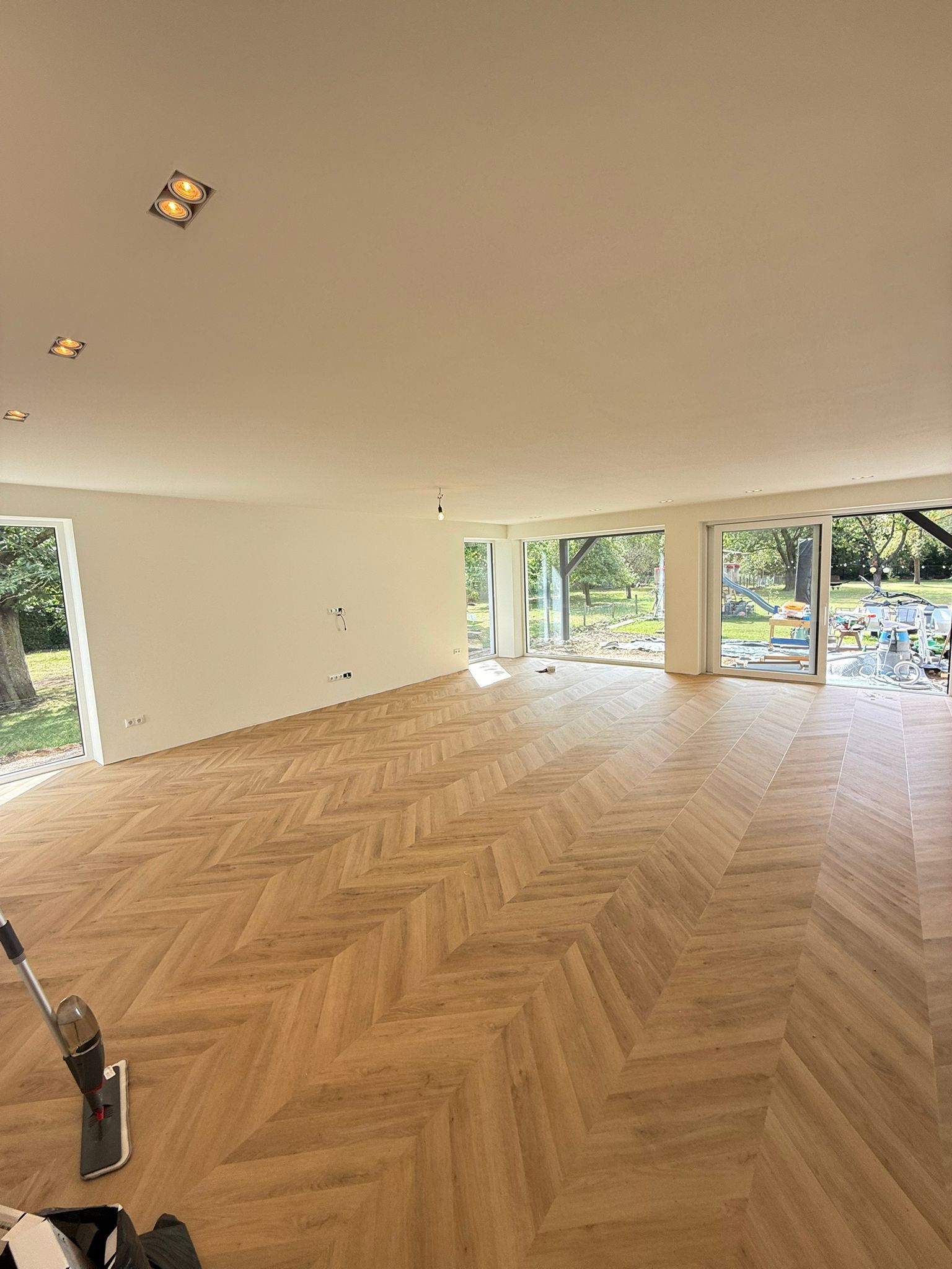 Grote open ruimte met visgraat vloer