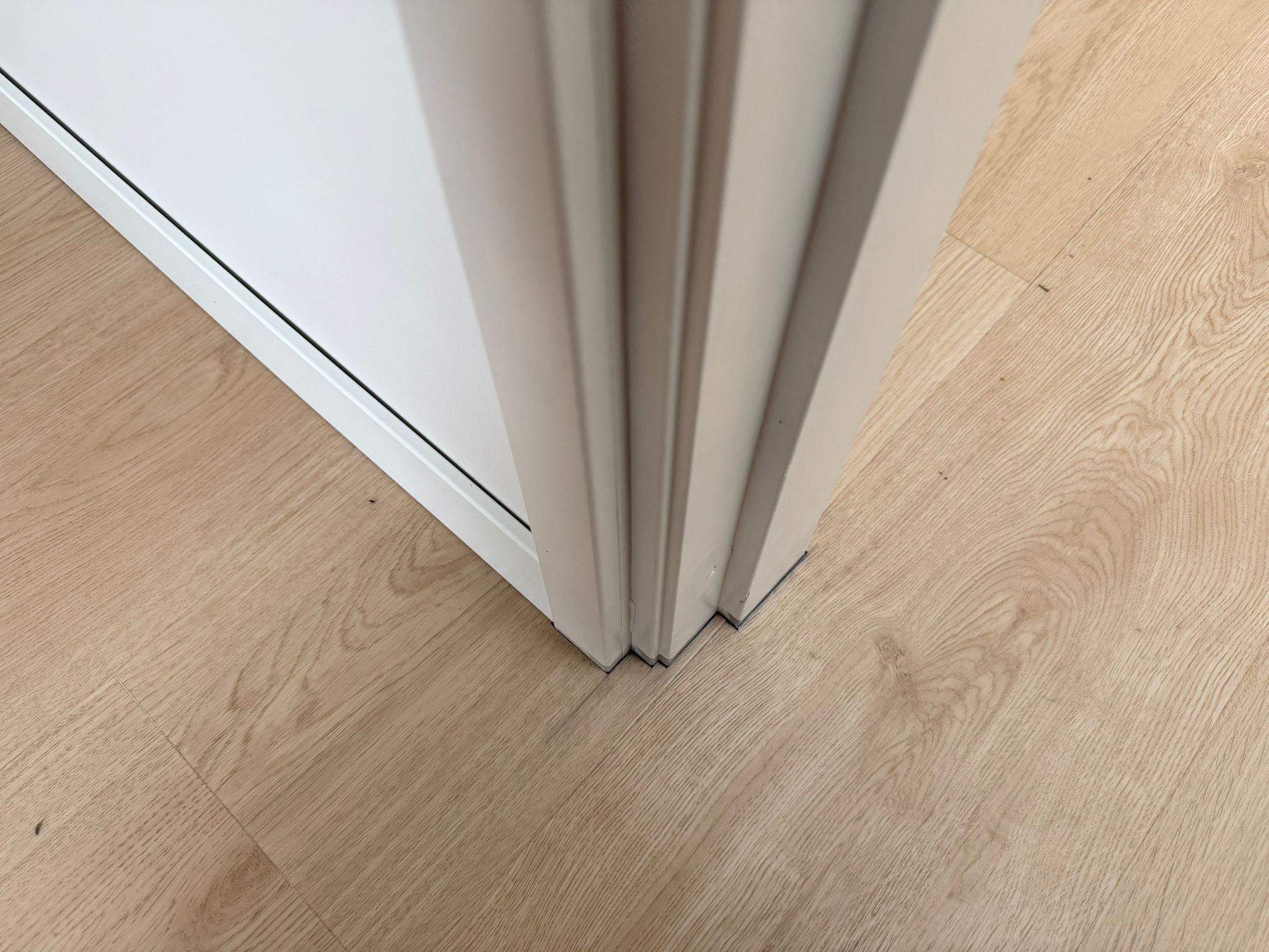 Detail afwerking rond deurkozijn