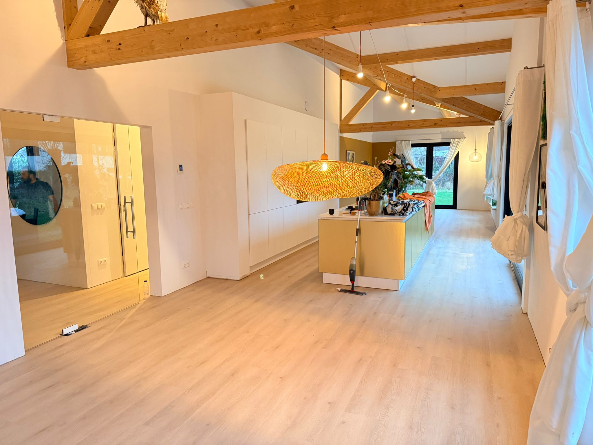Moderne loft met houten balken