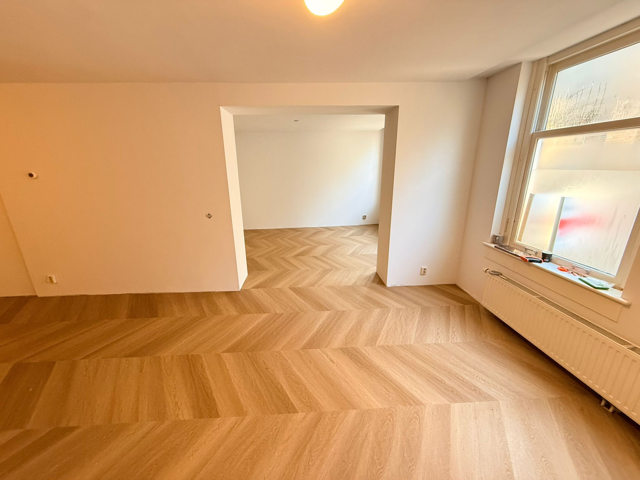 Visgraat met doorkijk naar kamer