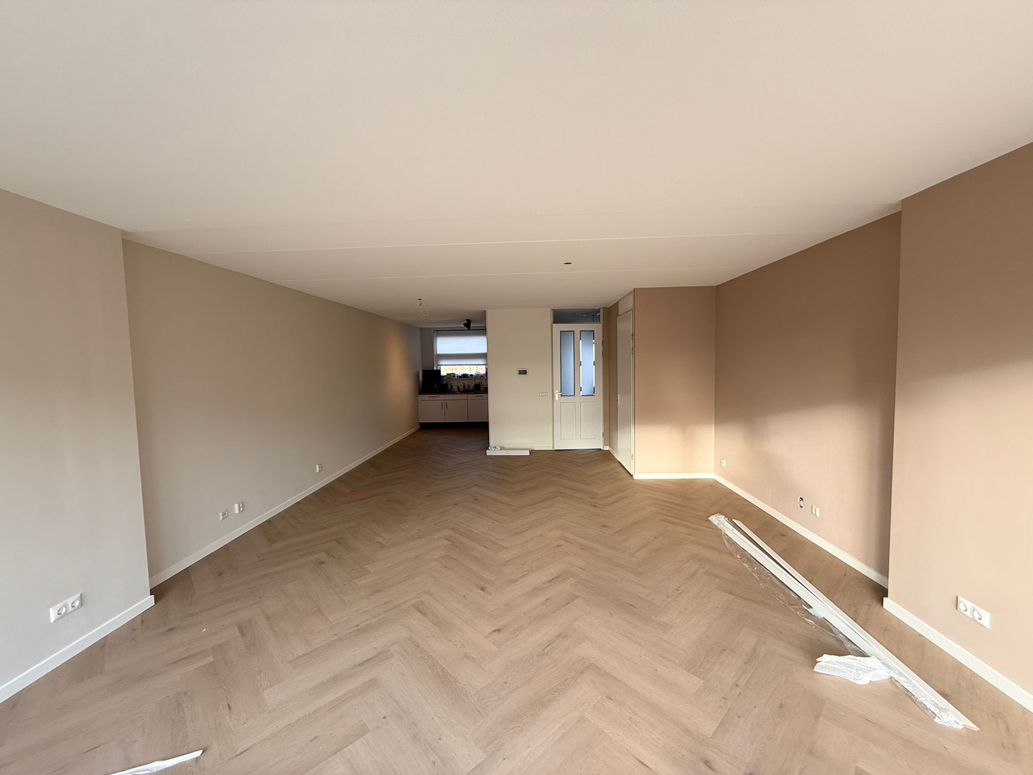 Visgraat woonkamer met taupe muren