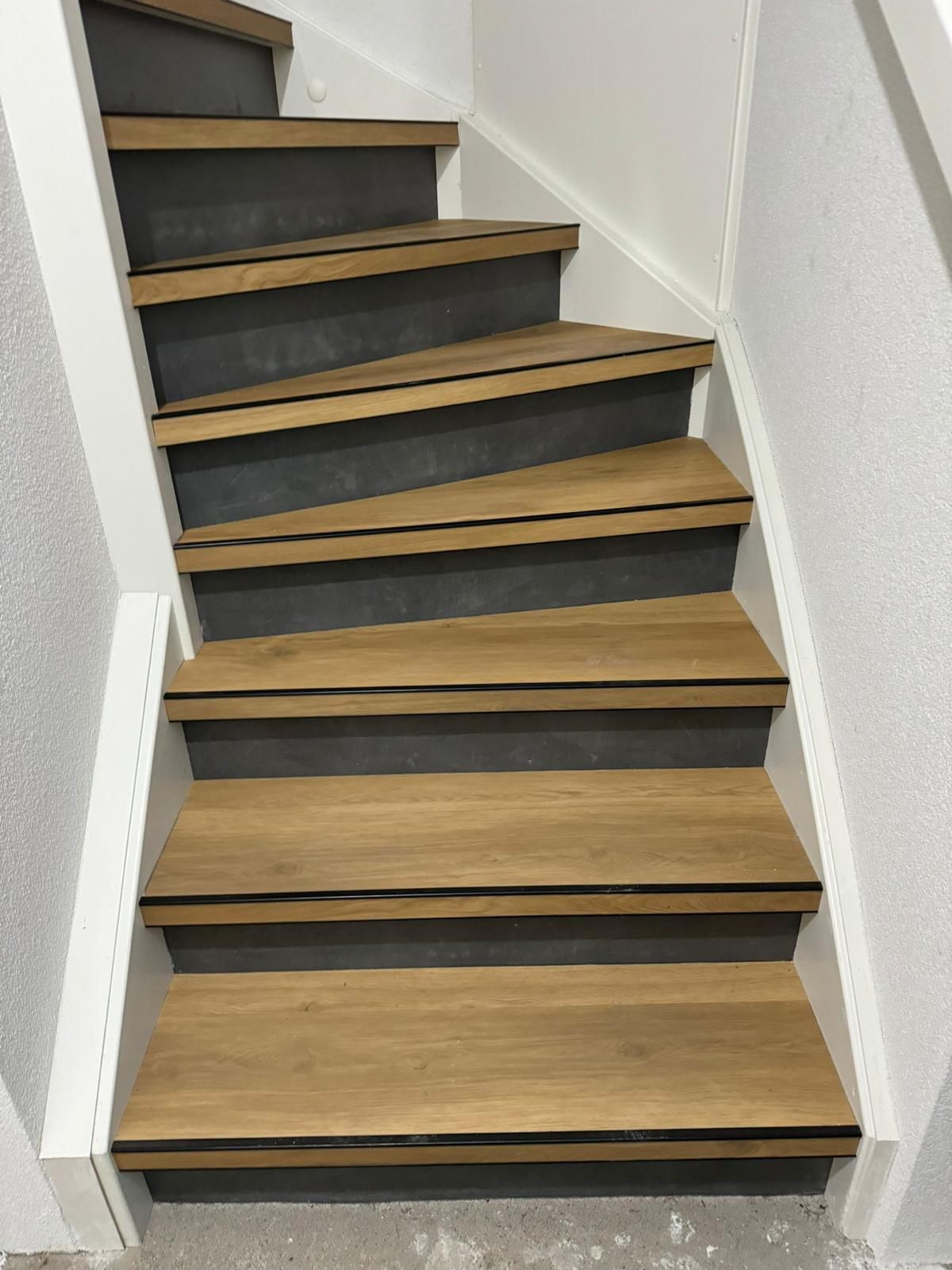 Trap met eiken treden en grijze stootborden