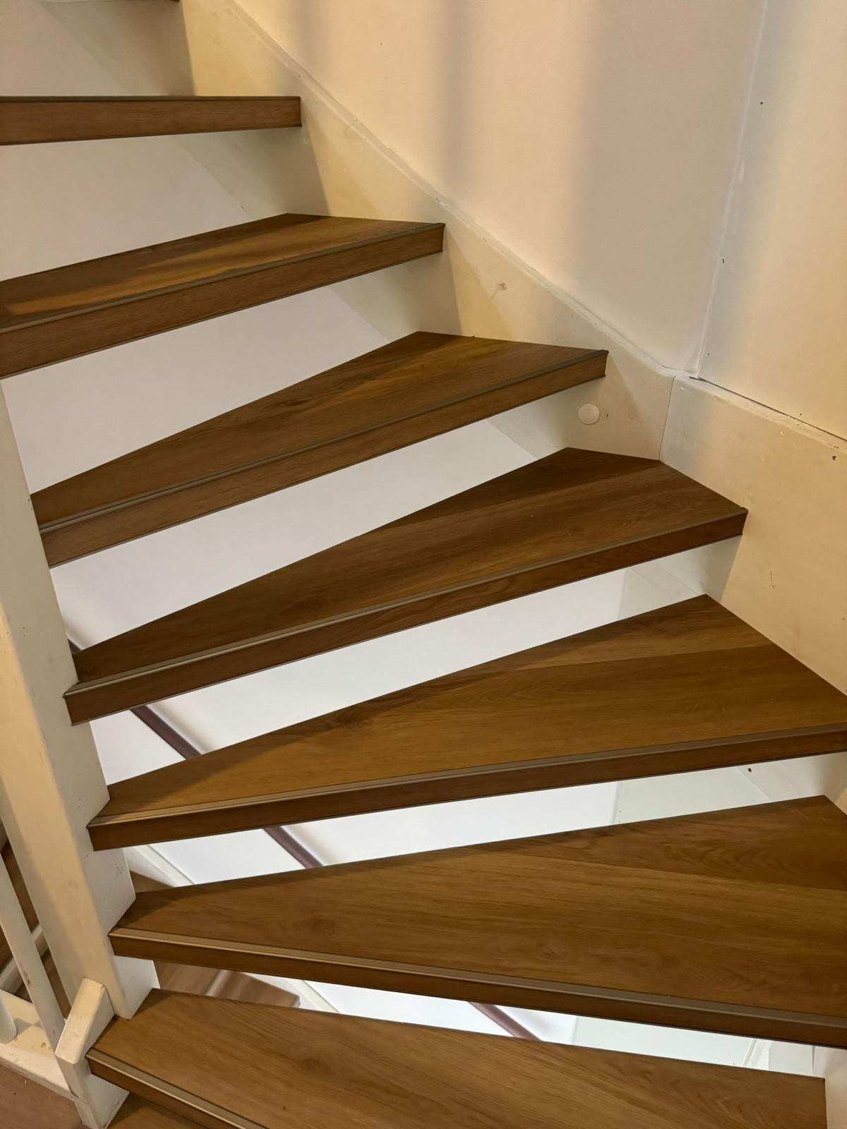 Hoektrap met walnoot treden