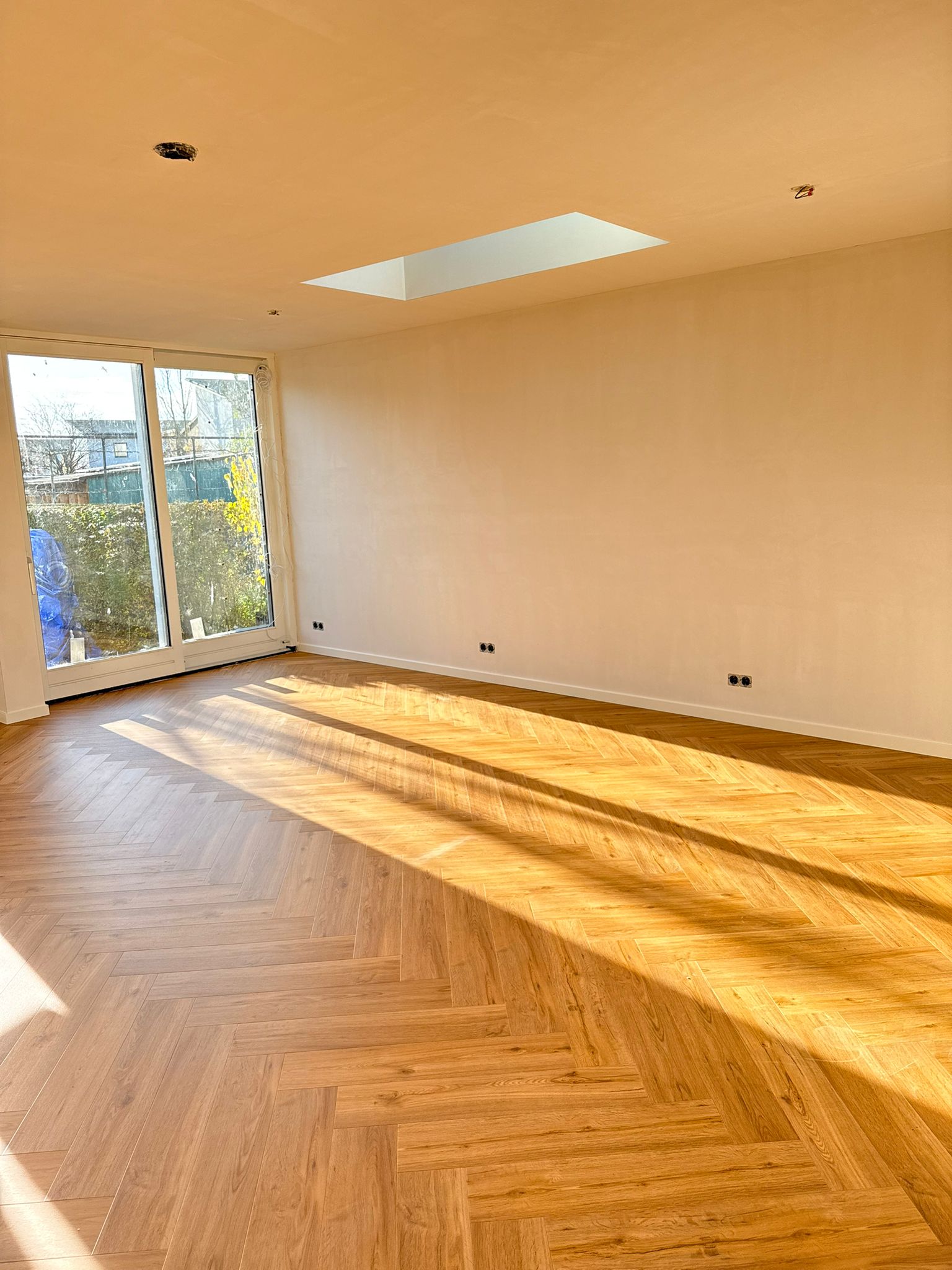 Visgraat met dakraam en zonlicht