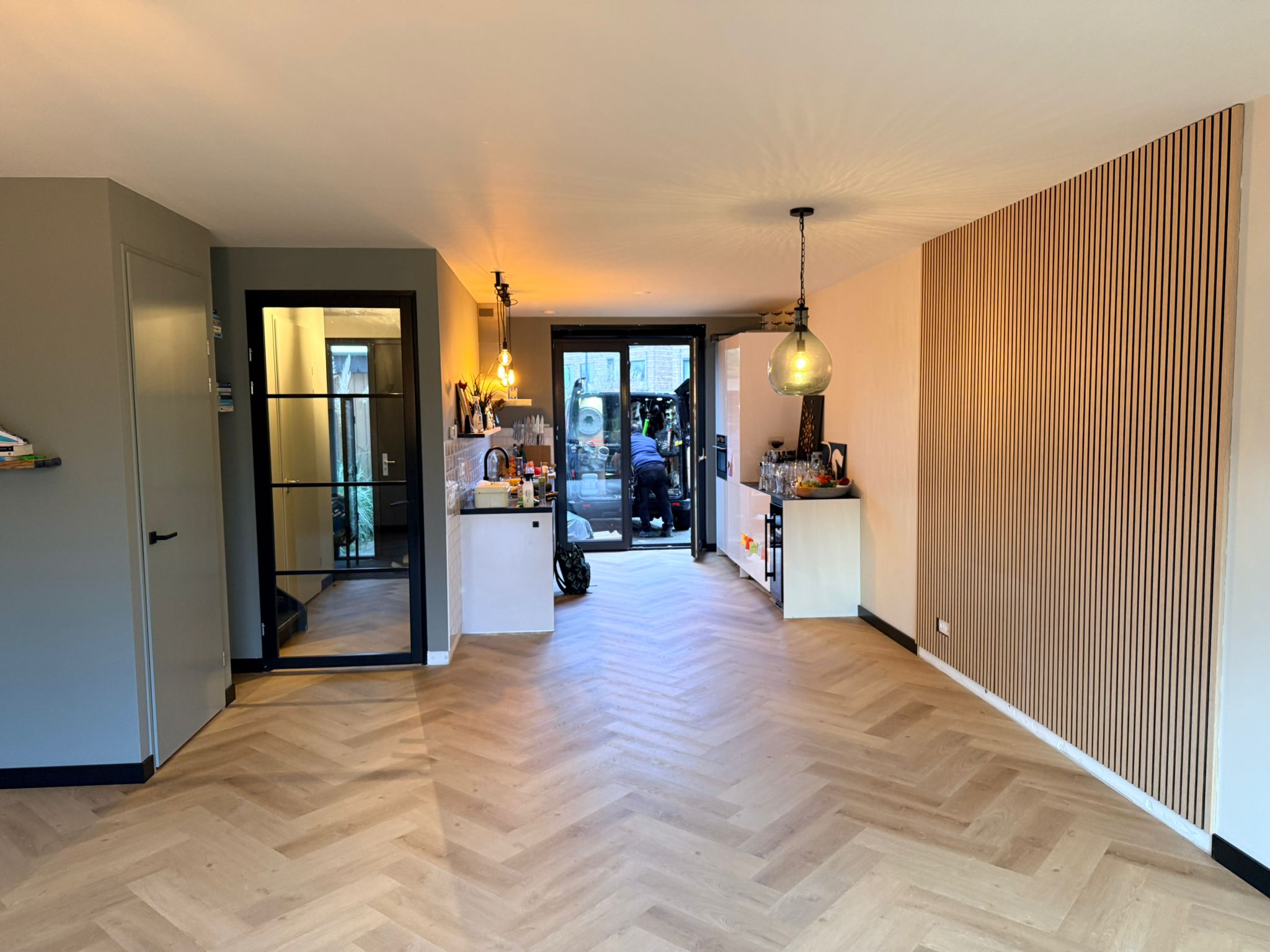 Moderne woonkamer met houten wandpaneel