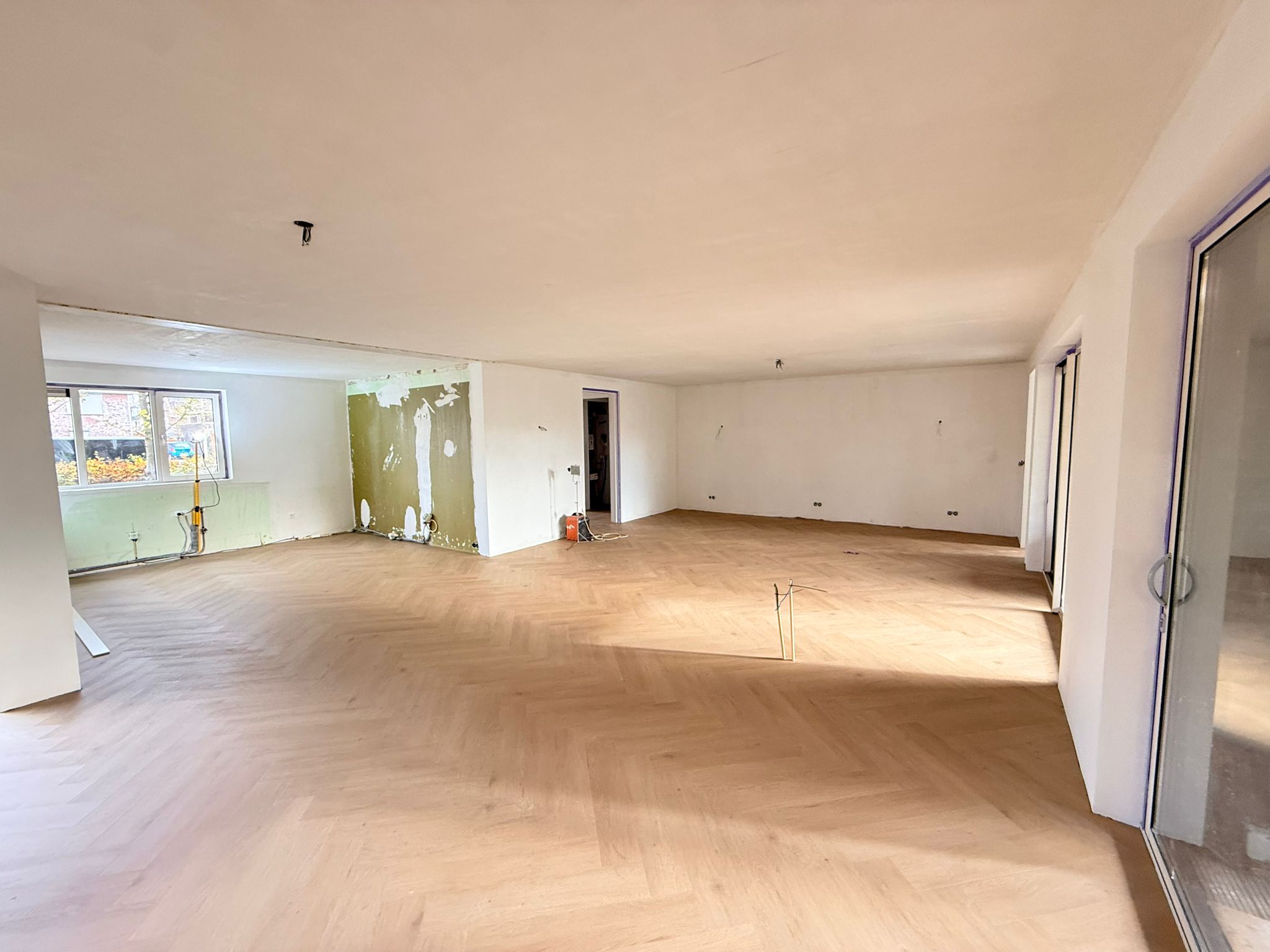 L-vormige ruimte met visgraat