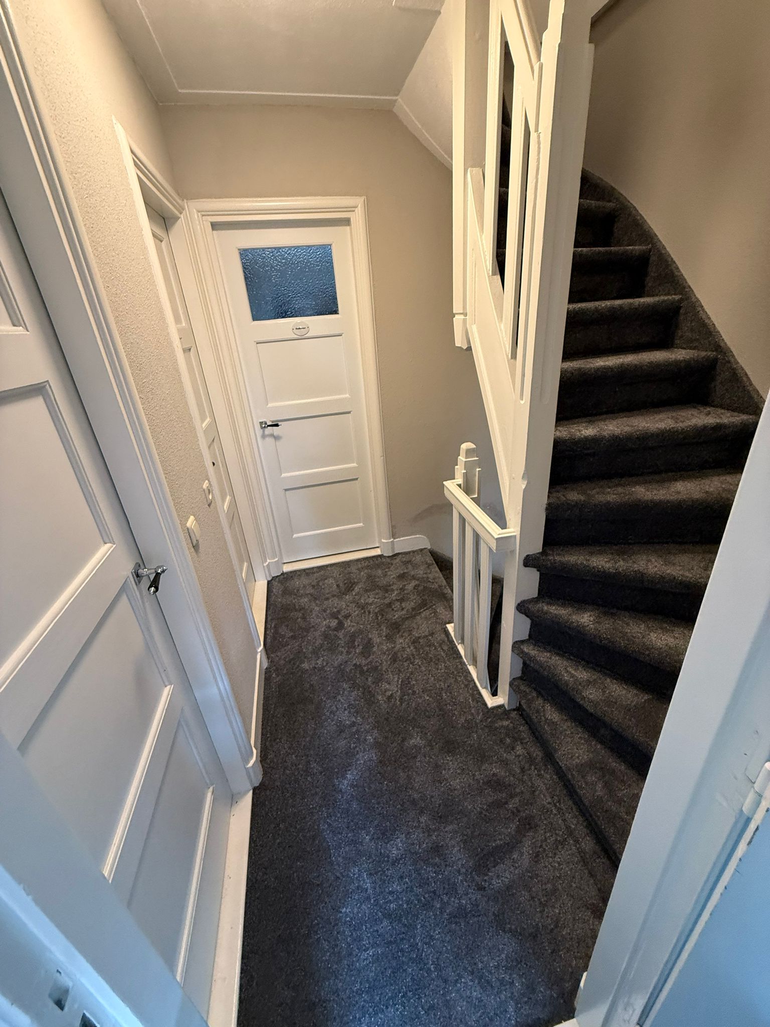 Trapstoffering donker tapijt